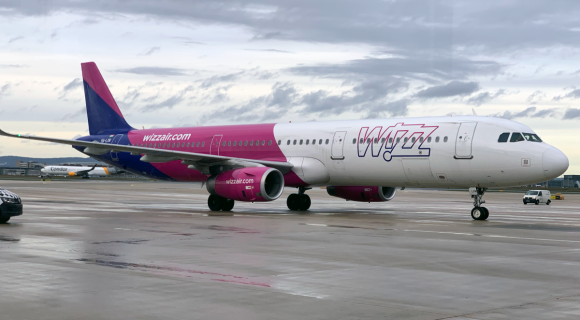 Wizz Air recurge la concedieri şi tăieri de salarii în condiţiile în care avioanele sunt blocate la sol