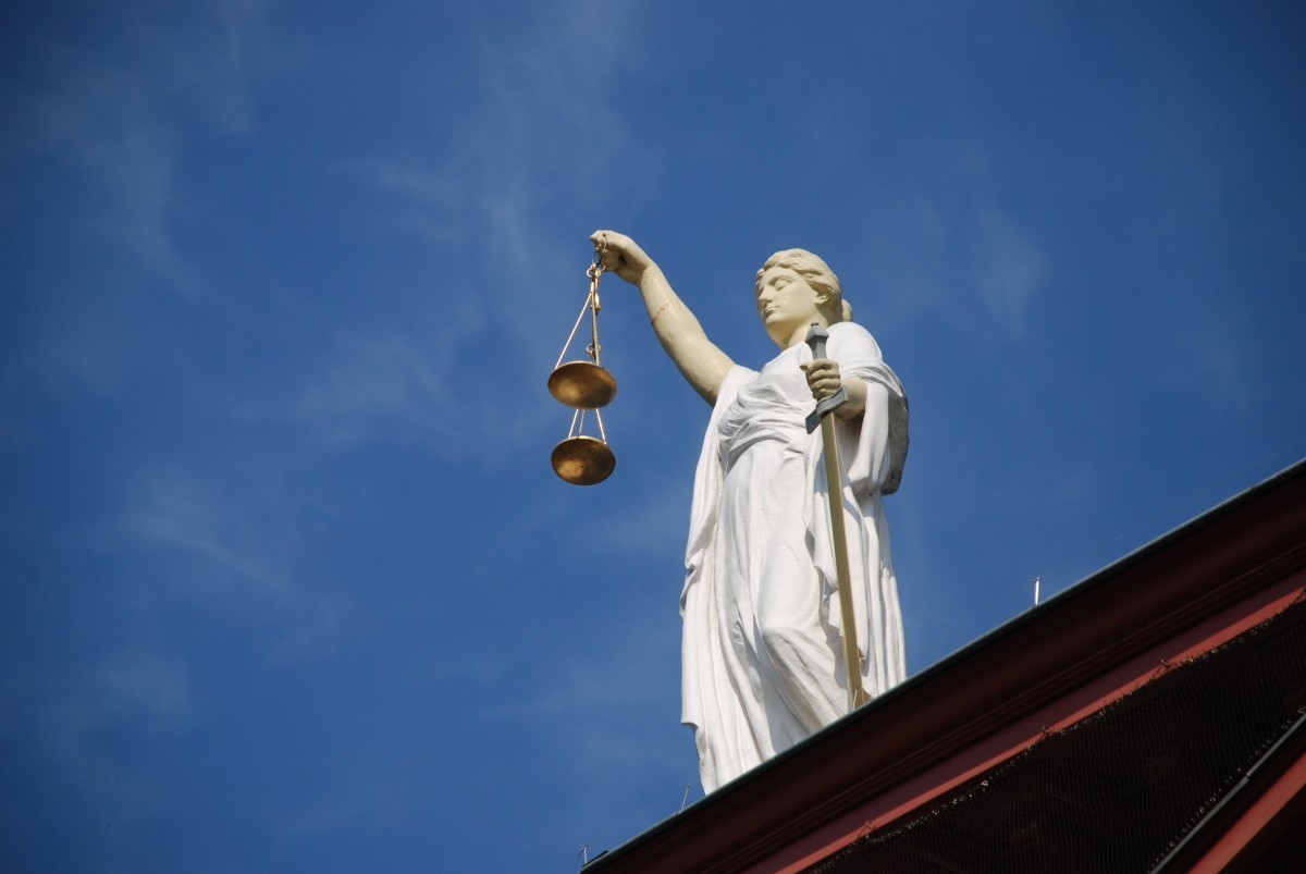 Cercetare: Avocații, procurorii și judecătorii nu sunt pregătiți să accepte faptul că o persoană vinovată ar putea primi despăgubiri pentru o arestare ilegală