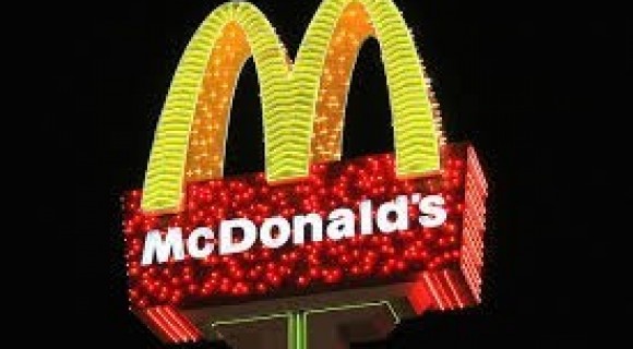 O femeie a dat în judecată McDonald’s pe motiv că o reclamă la cheeseburger a ”ademenit-o“ în Postul Mare