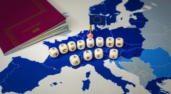 Cetăţenii din afara UE, inclusiv moldovenii, vor plăti 7 euro pentru a călători în spaţiul Schengen