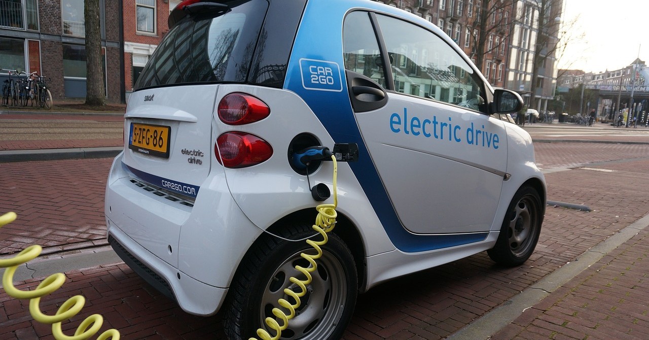 Românii au înmatriculat în 2021 mai multe mașini electrice sau hibrid decât pe motorină