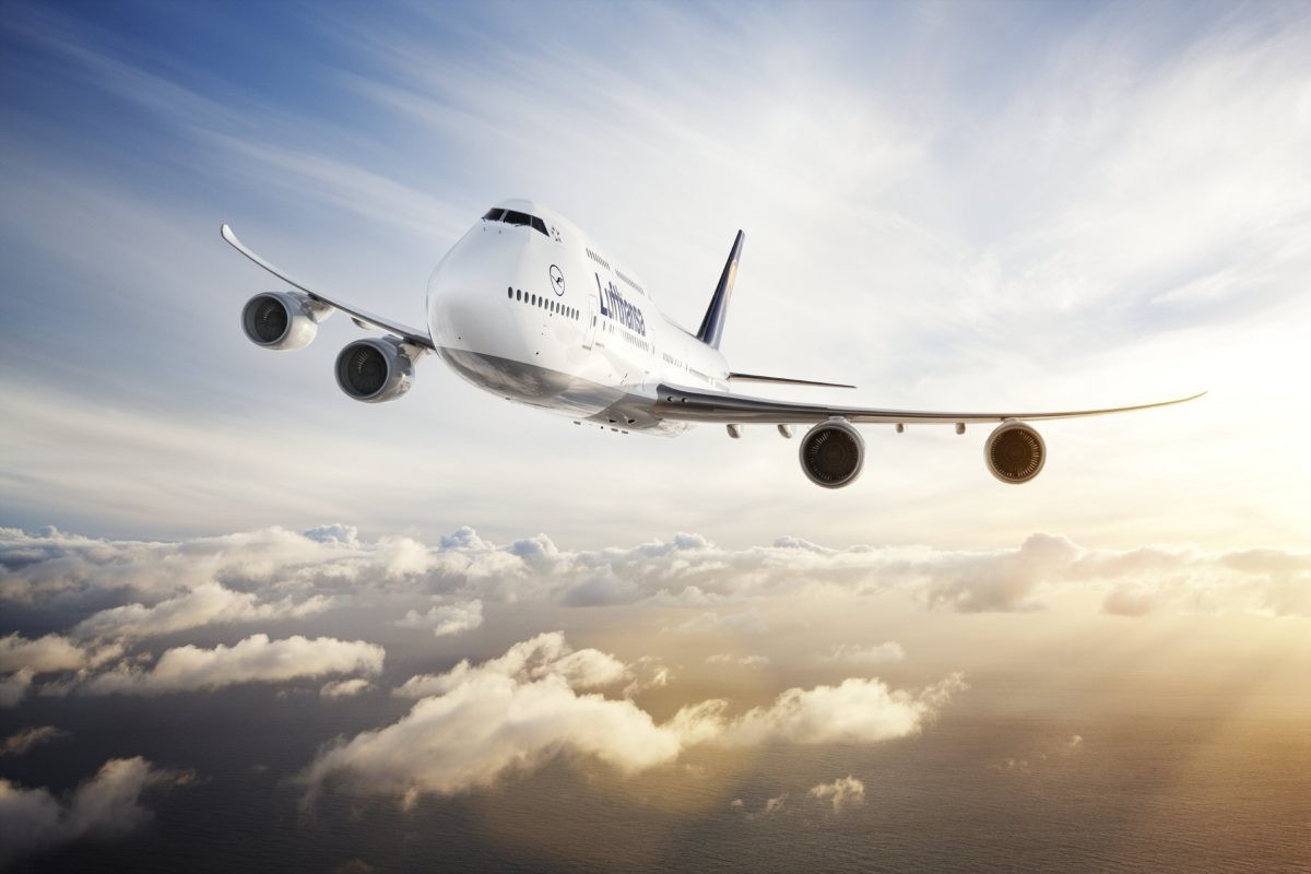 CJUE: Pasagerii au dreptul la compensații și asistență dacă un zbor e devansat cu mai mult de o oră
