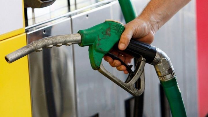 Prețul benzinei a ajuns la 22 de lei, iar ANRE apără petroliștii spunând că aceștia nu au nici o vină